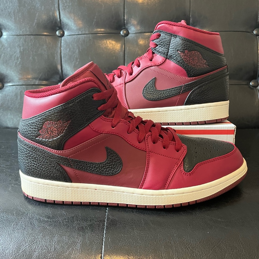 Jordan 1 Mid ‘Team‎ Red Black’